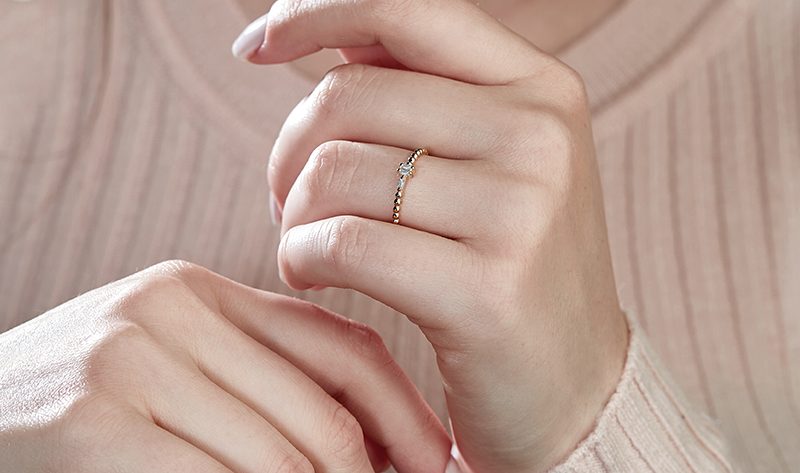 How to Choose the Right Promise Ring for Your Girlfriend?