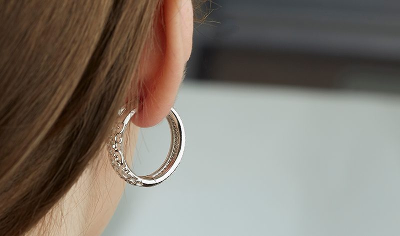 https://www.angara.com/blog/wp-content/uploads/2023/11/Tips-to-Clean-Earring-Backs-at-Home-800x473.jpg